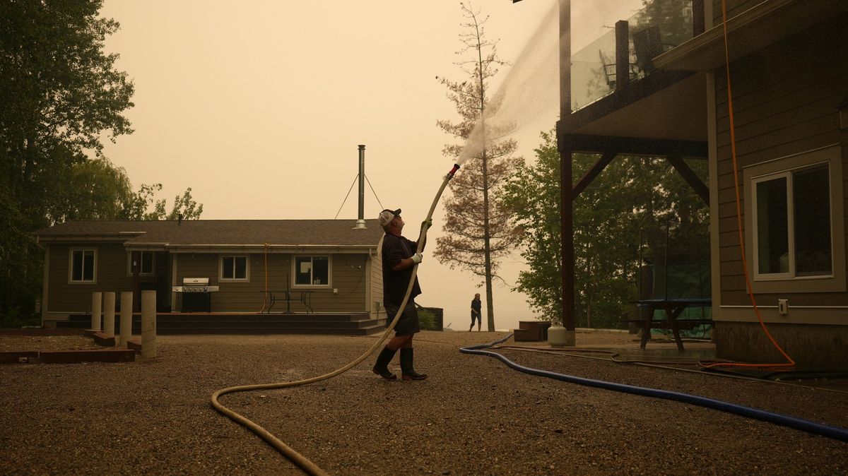 Záblesk naděje při hašení ničivých požárů v Kanadě. Šíření ohně zpomaluje počasí